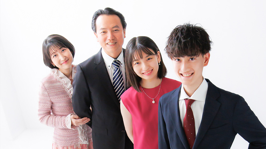 スーツで撮影する成人記念